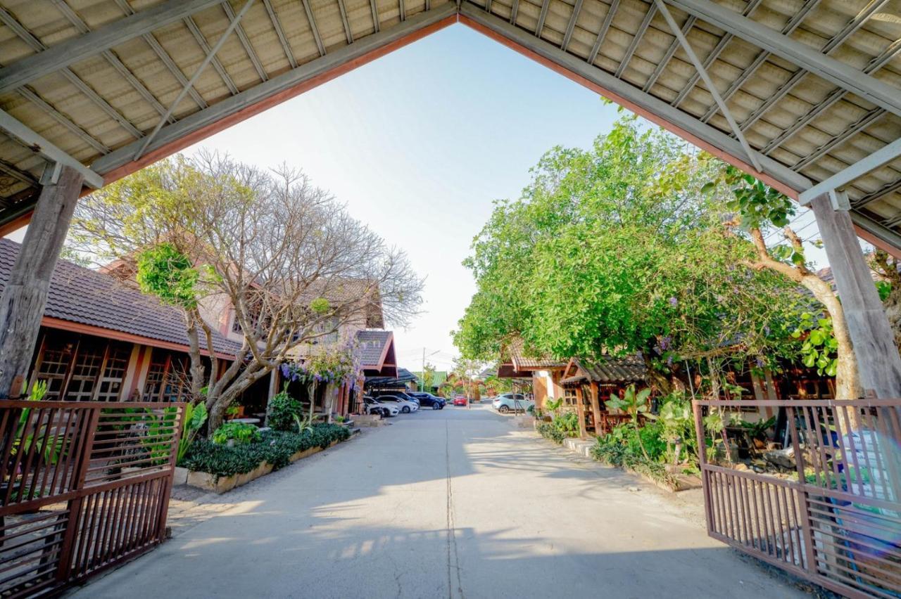 Mrk Resort & Massage Lopburi Exterior photo